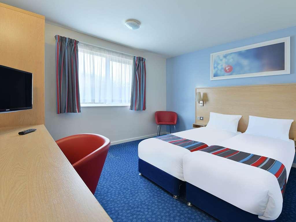 Travelodge Frimley Szoba fotó