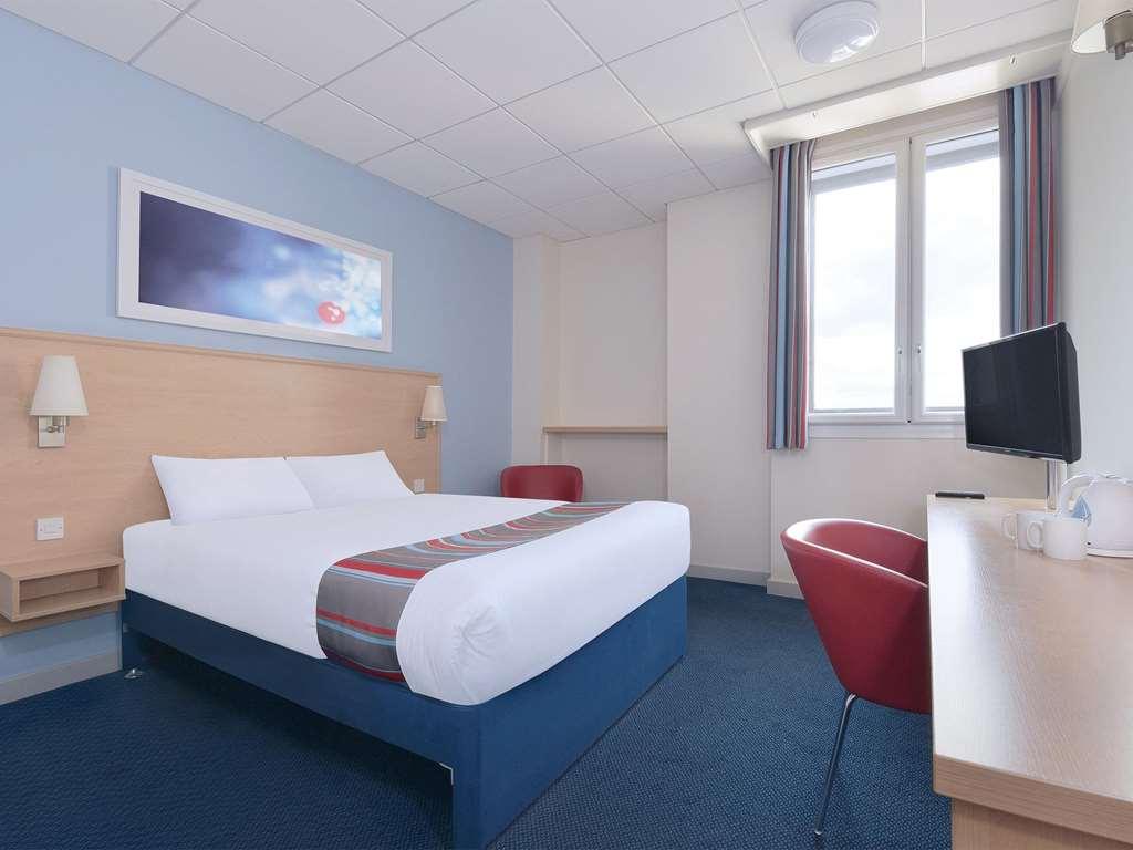 Travelodge Frimley Szoba fotó