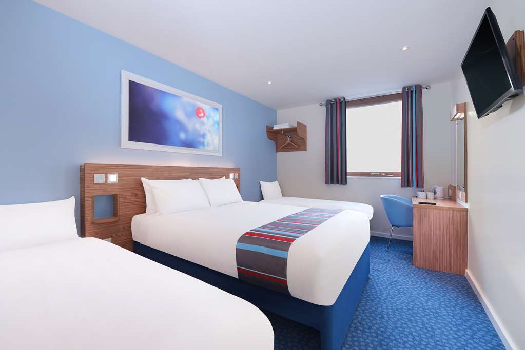 Travelodge Frimley Szoba fotó