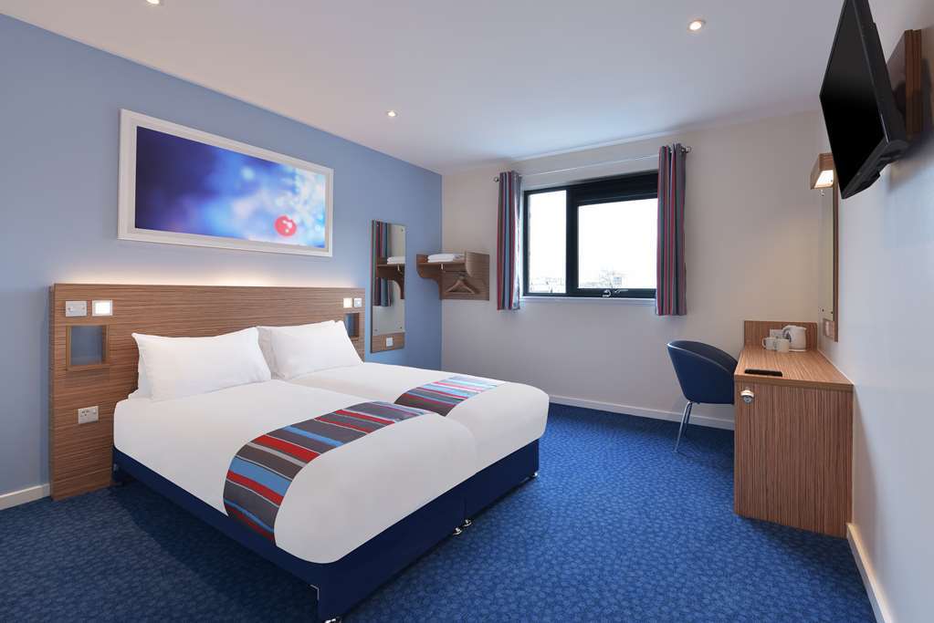 Travelodge Frimley Szoba fotó